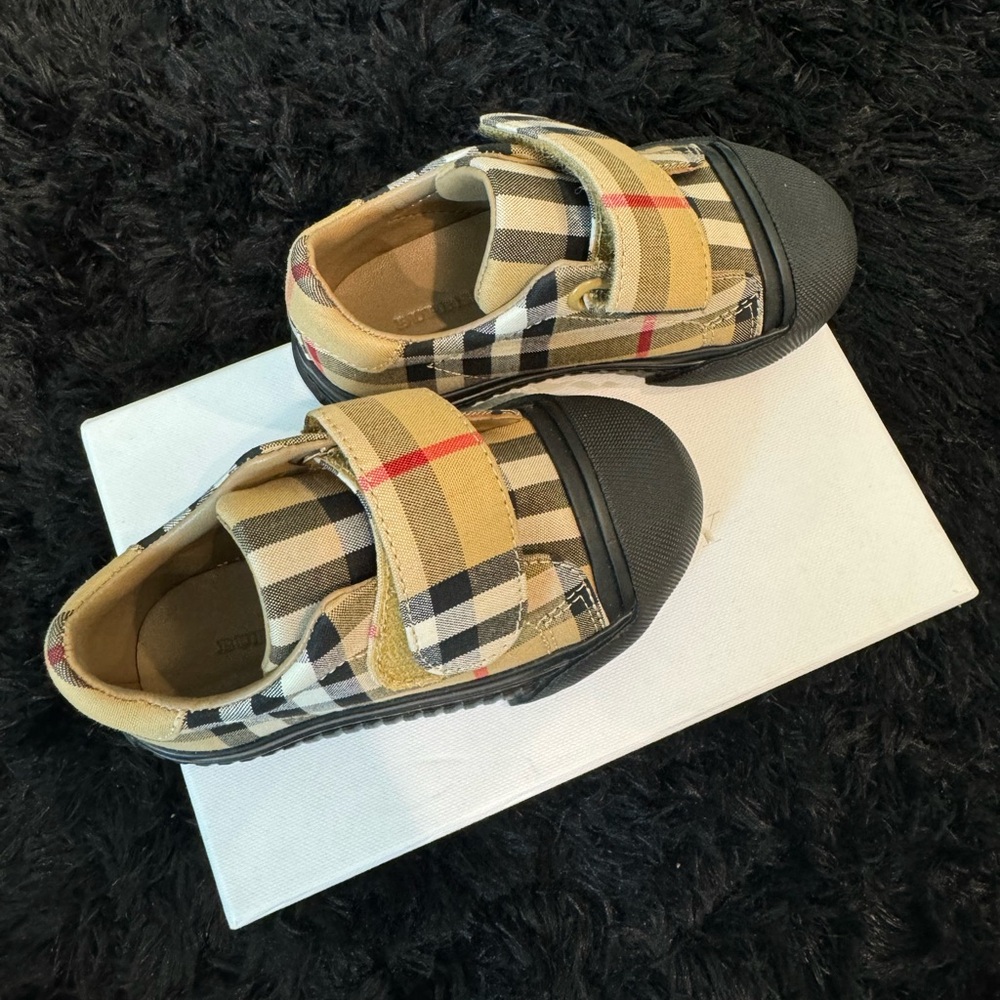 Burberry vintage sneakers.
